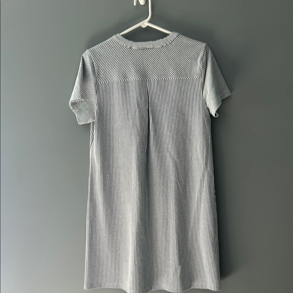 Isaac Mizrahi Monochrome Striped Blouse - Picture 4 of 4